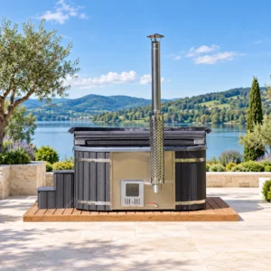 Loocone Quadro 202 Acryl-Hot-Tub mit dunkler WPC-Verkleidung und integriertem Holzofen auf einer Terrasse mit Seeblick