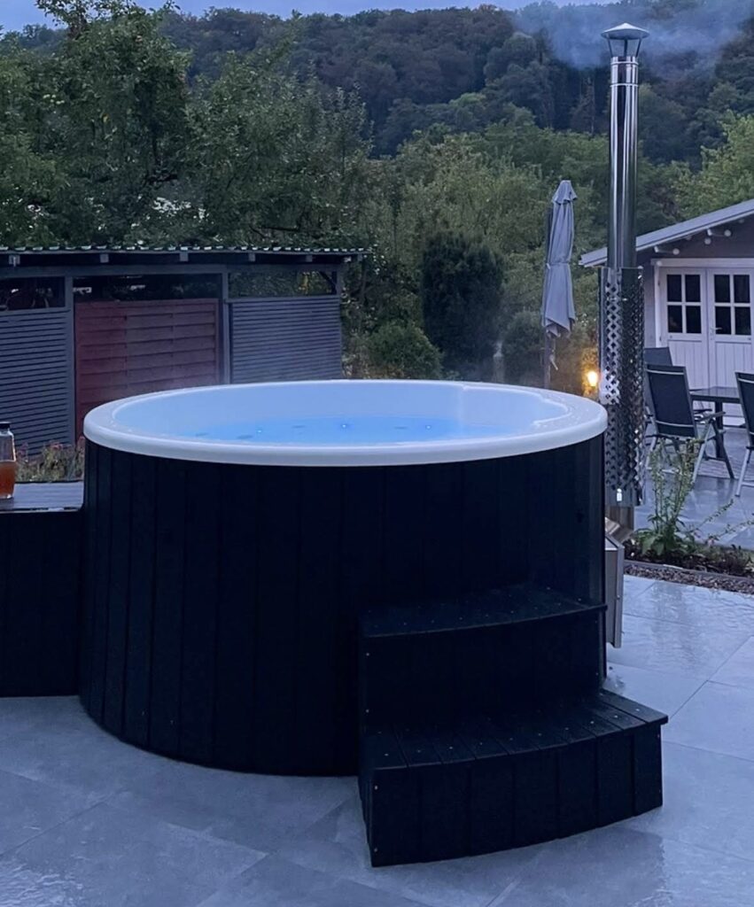 Hot Tub von Loocone im Garten