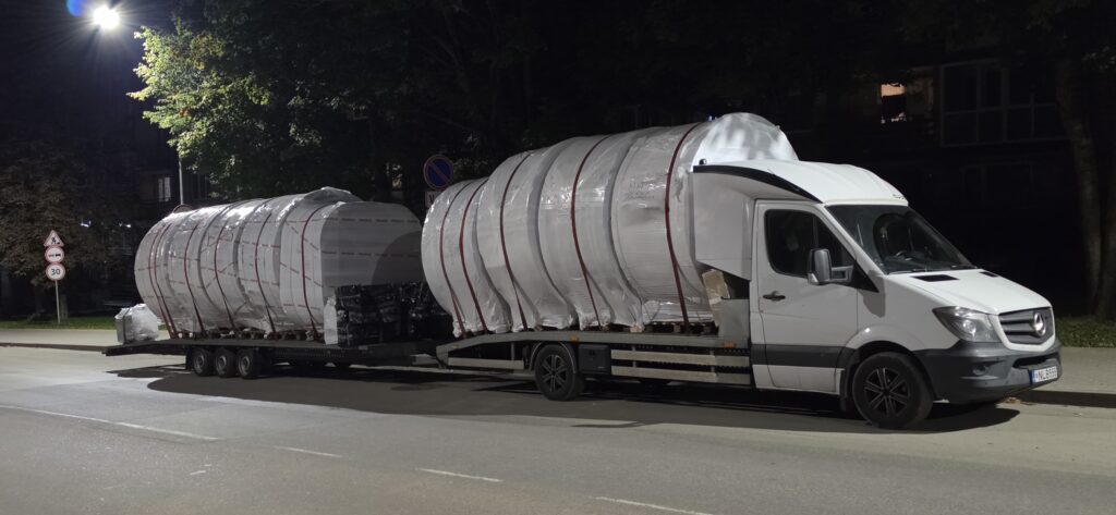 Für die Auslieferung verpackte Loocone Hot Tubs auf einem Transportfahrzeug