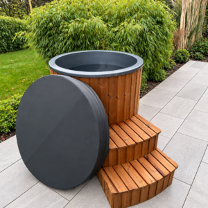 Loocone Tauchbecken mit Thermoholzverkleidung, Treppe und Thermodeckel im Garten