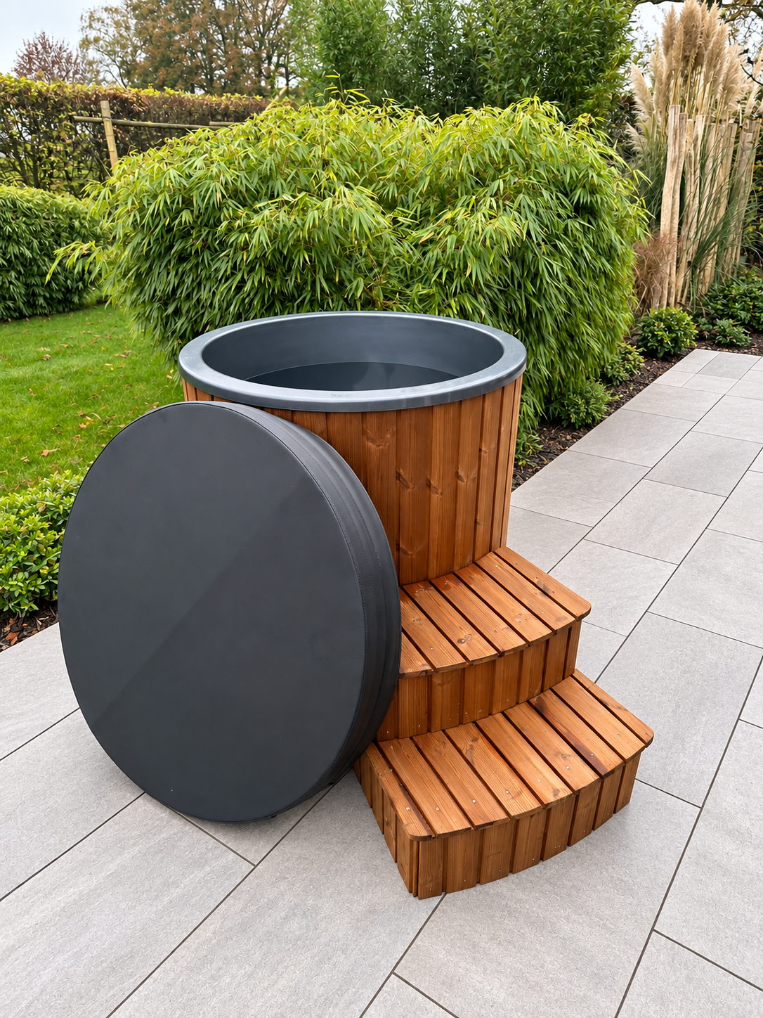 Outdoor-Tauchbecken aus GFK mit Thermoholz-Verkleidung