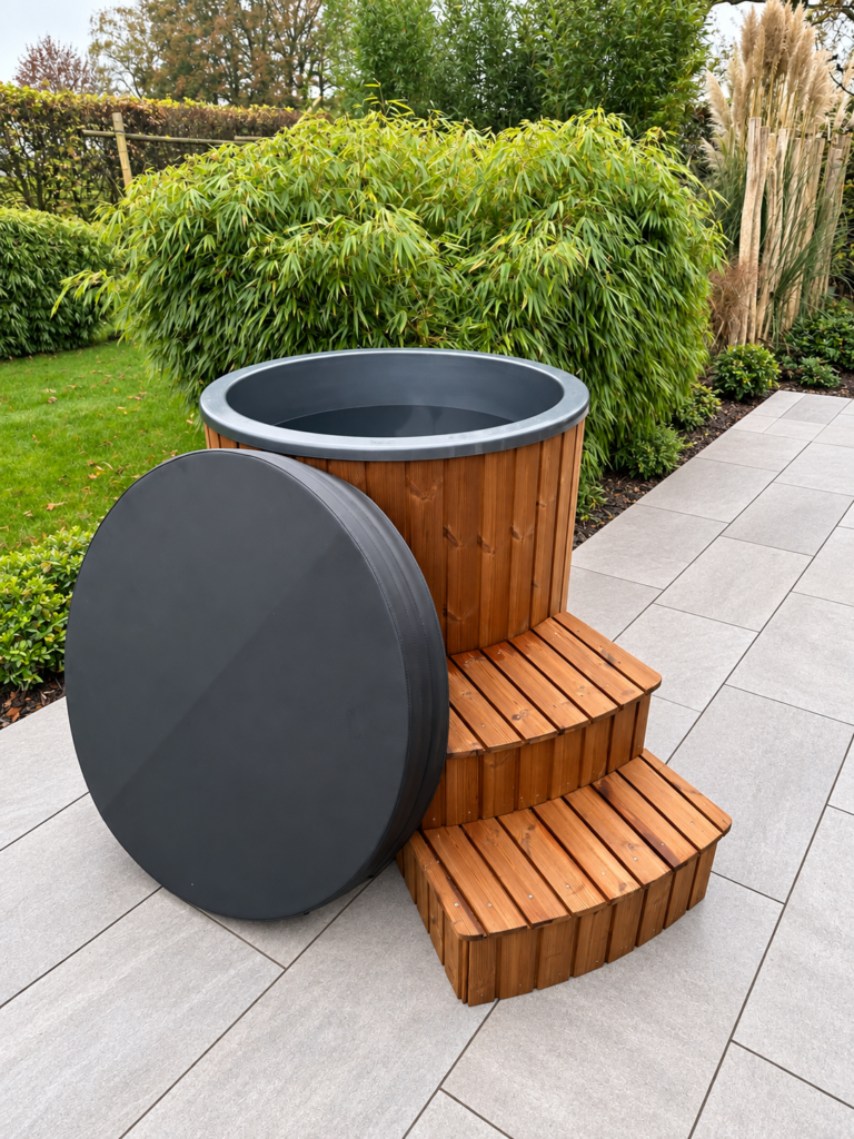 Loocone Tauchbecken mit Thermoholzverkleidung, Treppe und Thermodeckel im Garten