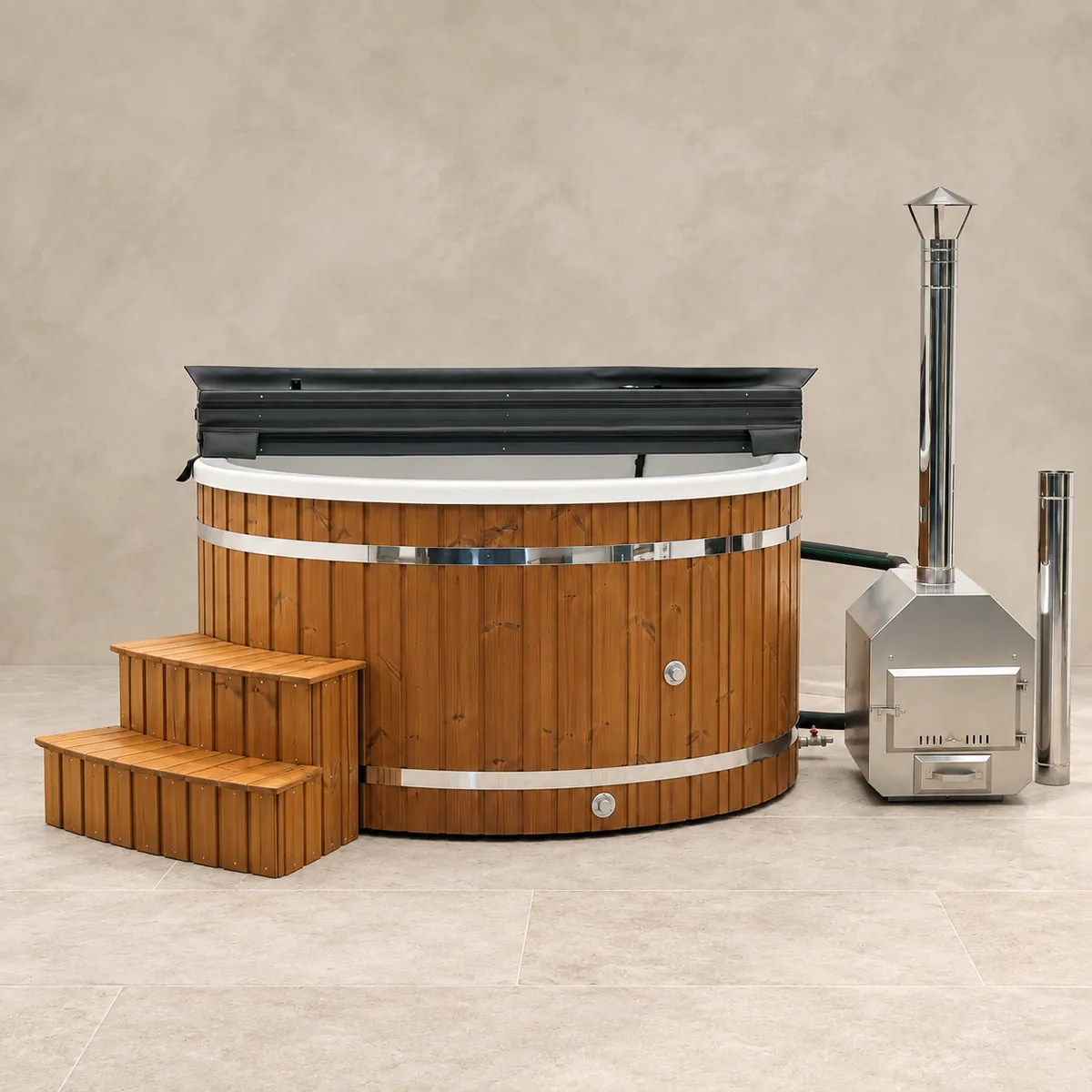 Runder Acryl Hot Tub mit Außenofen – Gesamtansicht mit Treppe und Außenofen